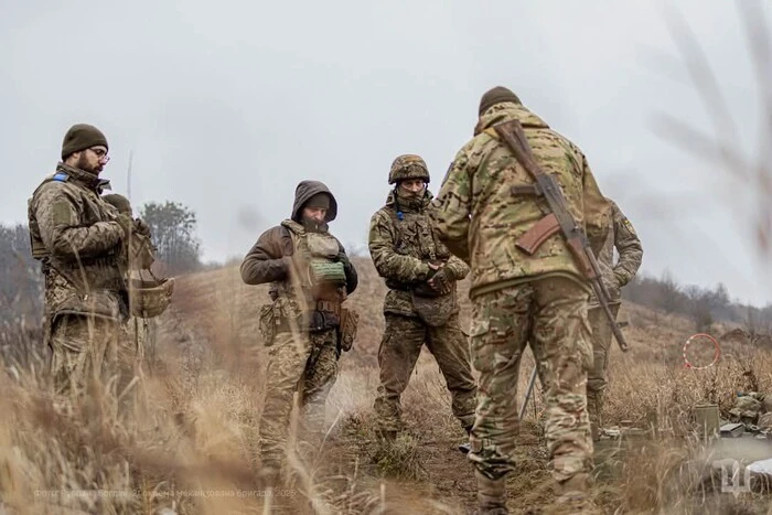 Боец ВСУ стоит на площади с выдержанной осанкой