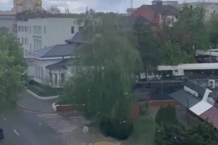 W Charkowie i Sumach spadł śnieg (wideo)