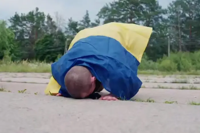 They kissed the land, cried, embraced: the first emotions of the freed fighters from captivity