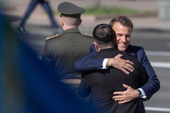 Macron kissed Zelensky in Kyiv