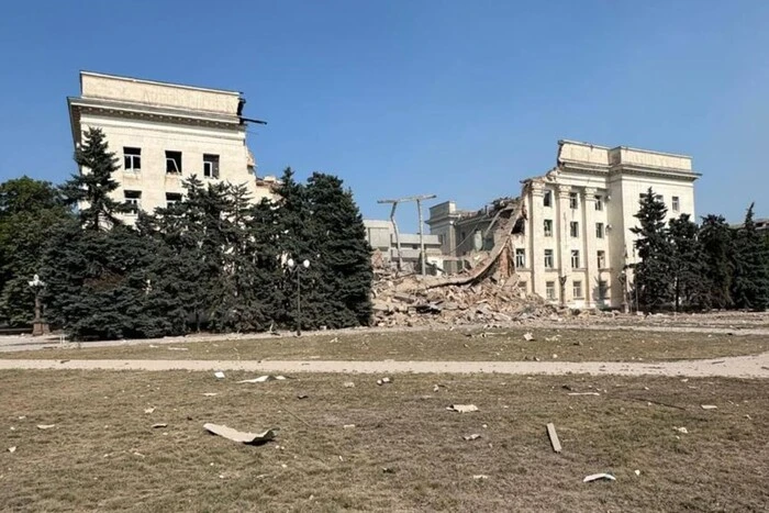 Россияне уничтожили здание Херсонской ОГА