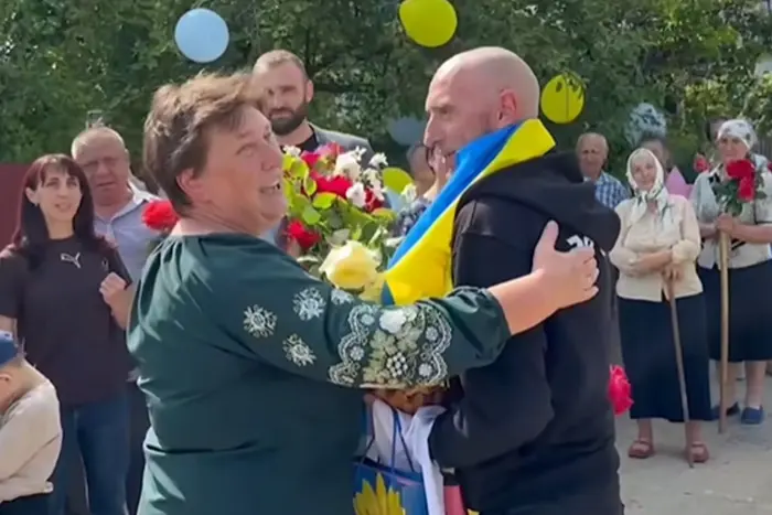 Село на Винниччине тепло встретило воина, который вернулся из плена: трогательное видео