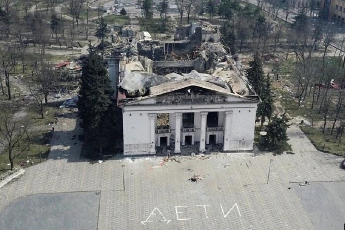 Atak lotniczy na teatr dramatyczny w Mariupolu: trzecia rocznica