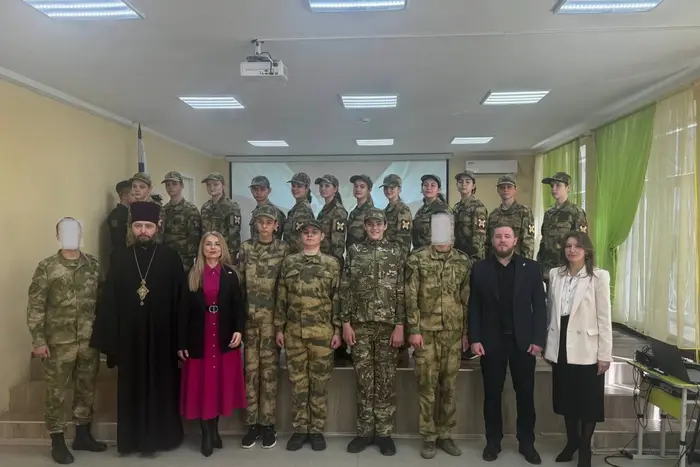 Die Besatzer in Berdiansk zwingen Schüler, unter dem kirchlichen „Segen“ der Russischen Föderation zu schwören