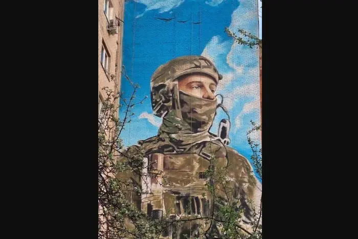 Ukrainian scout 'appeared' on the mural in Moscow and caused panic (photo)