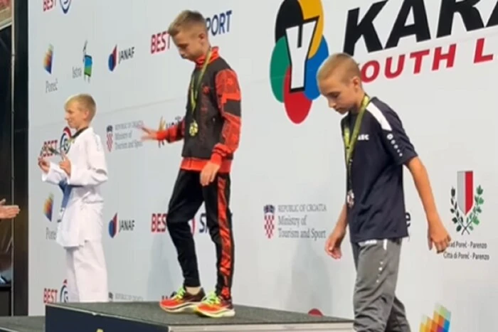 Junge ukrainische Karateka weigerten sich, nach dem Wettkampf mit dem Russen zu fotografieren