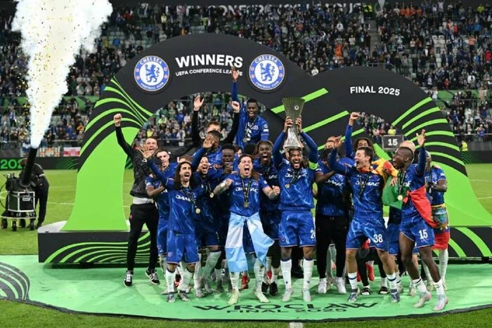 Erstmals in der Geschichte haben fünf englische Fußballvereine in einer Saison Trophäen gewonnen