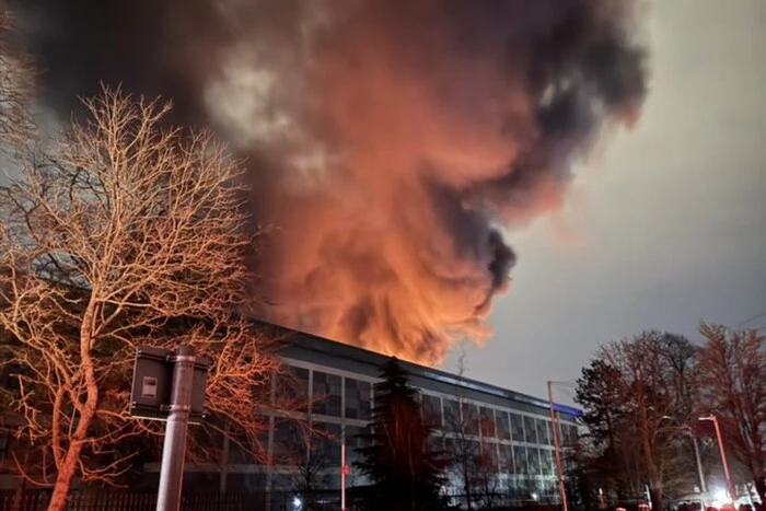 Jeden z najbardziej ruchliwych portów lotniczych na świecie został zamknięty z powodu dużego pożaru w stacji elektroenergetycznej