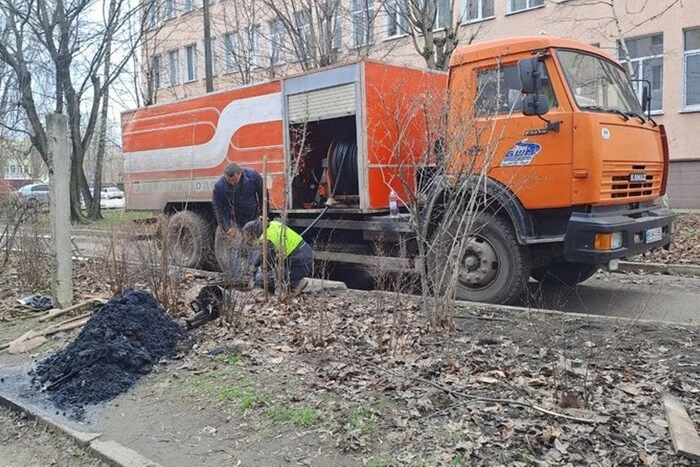 Torebki, zabawki, hulajnoga. Pracownicy komunalni z Kropywnyckiego pokazali 