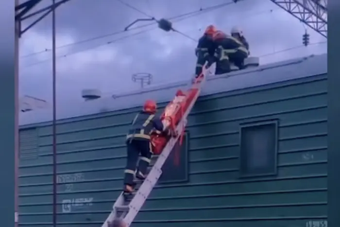 Спасатели спасли подростка на крыше