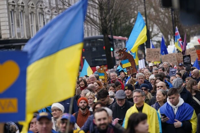 Тисячі людей на мітингу в Лондоні