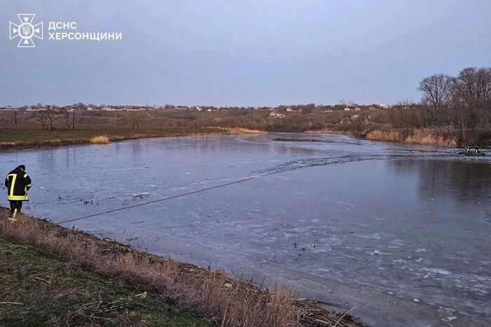 W obwodzie chersońskim pięcioro dzieci wpadło pod lód. Dwoje udało się uratować