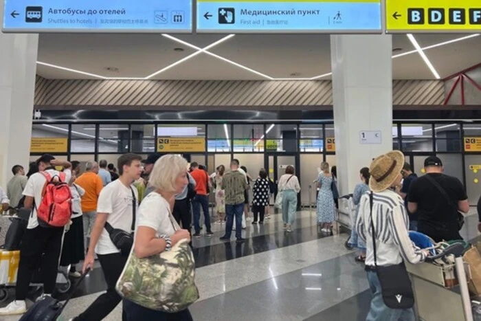 Росіяни ночують в аеропортах: у Москві черговий авіаколапс через атаку дронів