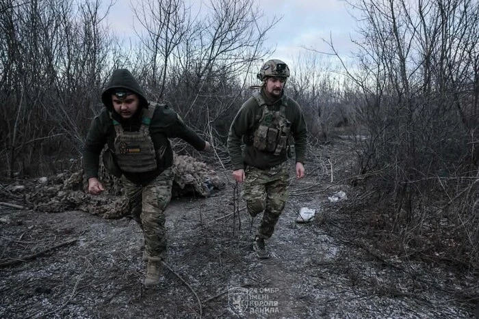 Бегут военные из различных воинских частей