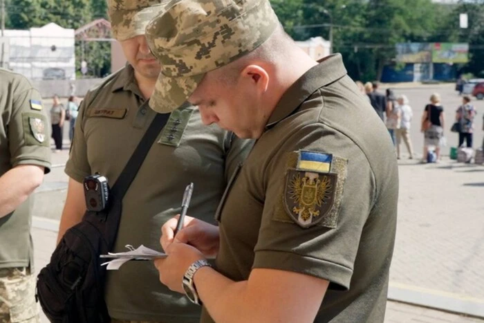 In der Region Sumy griff ein Mann einen Polizisten und einen Mitarbeiter des TCC an