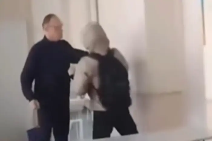 In einer Schule in Dnipropetrowsk hat ein Schüler einen Kampf mit einem Lehrer veranstaltet (Video)