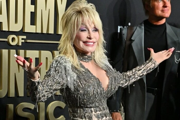 Die legendäre amerikanische Sängerin Dolly Parton unterstützte die Ukraine während eines Konzerts