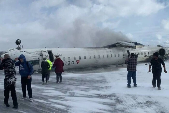 W Toronto podczas lądowania przewrócił się samolot z pasażerami na pokładzie: są ranni