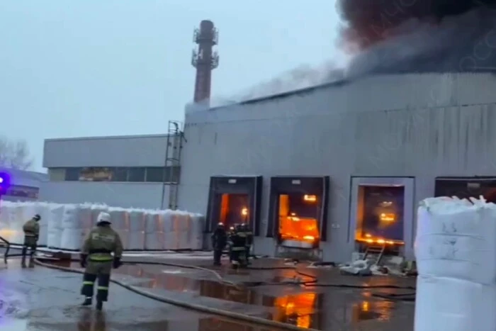 In der Region Moskau brach nachts ein großflächiges Feuer aus: Lager für Kunststoffprodukte brennt (Video)