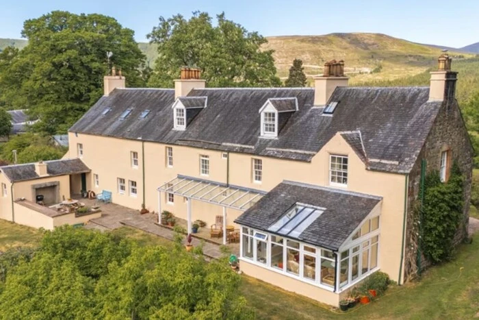 Friends of Mussolini and Hitler hid: A house with an interesting history is for sale in the Scottish mountains