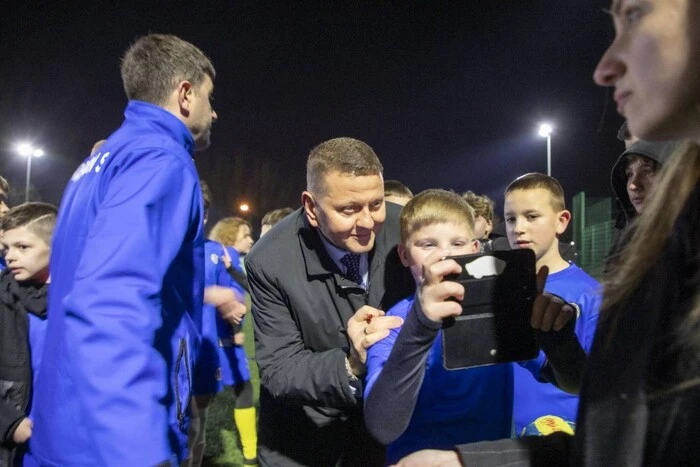 Zaluzhny teilte Fotos mit jungen ukrainischen Fußballspielern in London