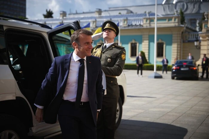 Макрон и Трамп обсуждают мир в Украине