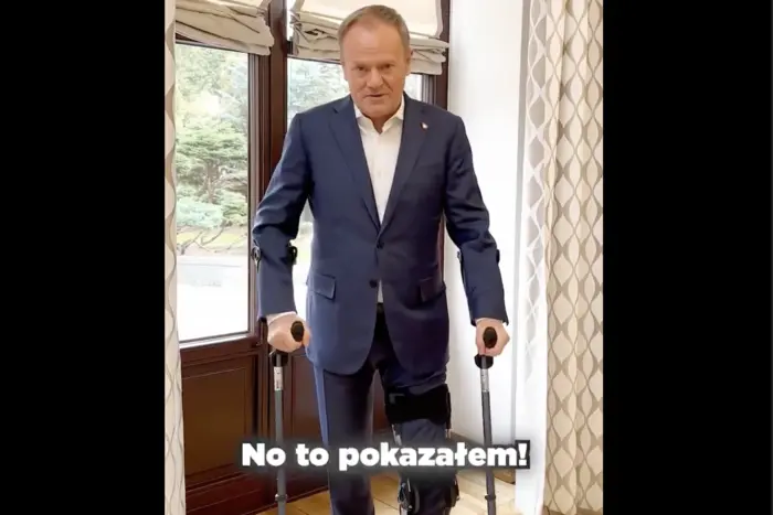 Uczyłem wnuków jeździć na nartach. Tusk pokazał się w gipsie na nodze