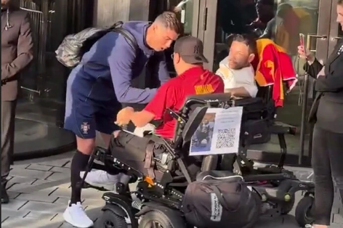 Ronaldo zbliżył się do kibiców na wózkach inwalidzkich, ale jeden z nich uderzył go w nogę