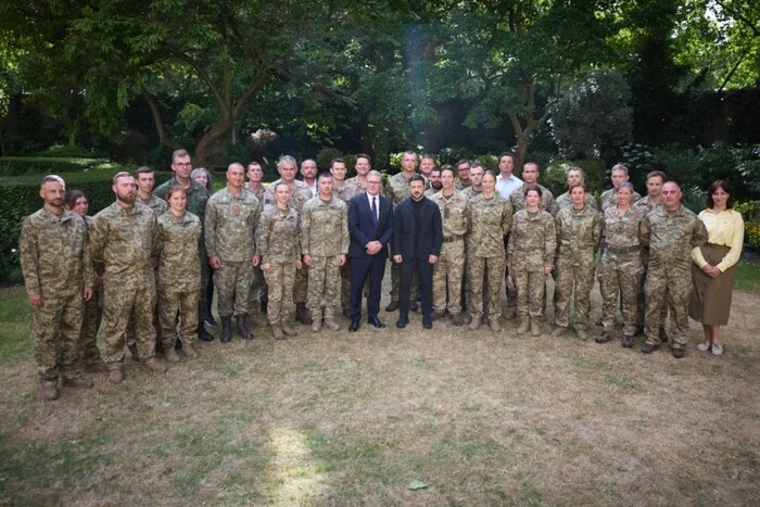 Selenskyj und Starmer trafen sich mit Militärangehörigen, die im Rahmen des Interflex-Programms in Großbritannien ausgebildet werden