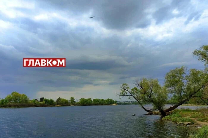 Облака на фоне солнца и дождя