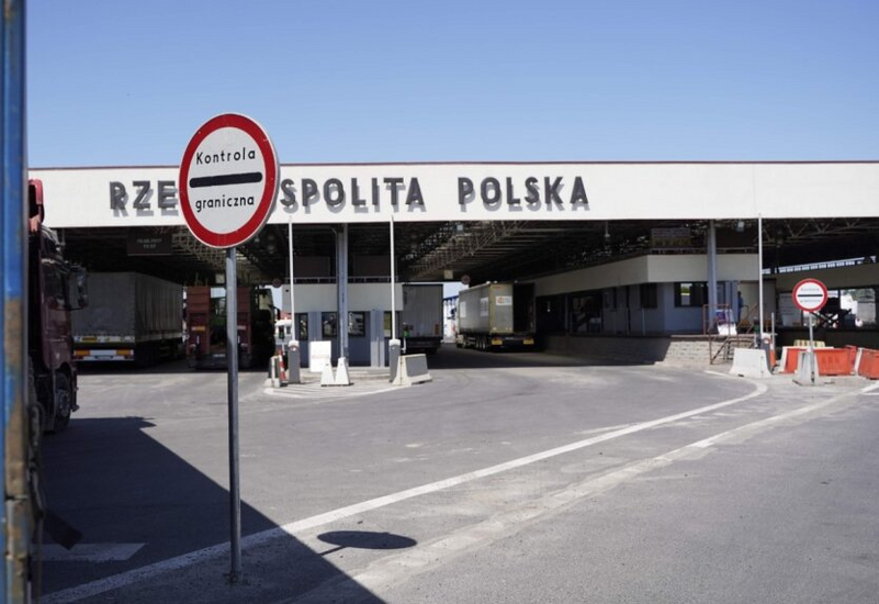 Ukrainians at the Polish border anticipate changes