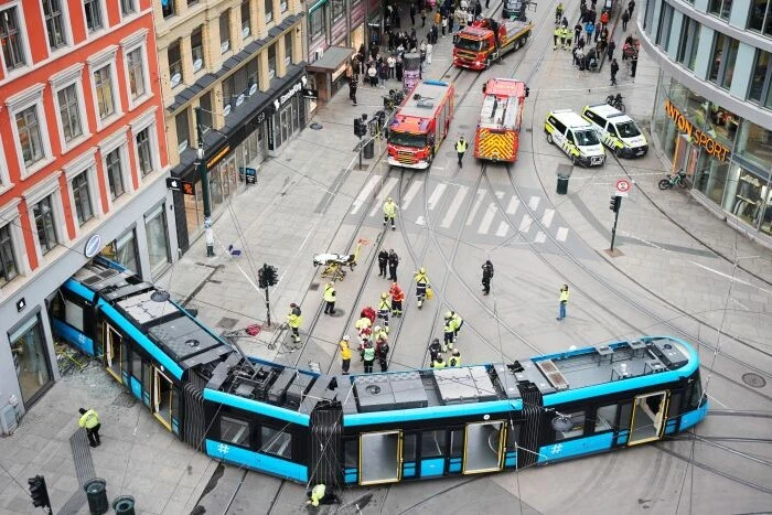 W Oslo tramwaj wykoleił się i wjechał do sklepu