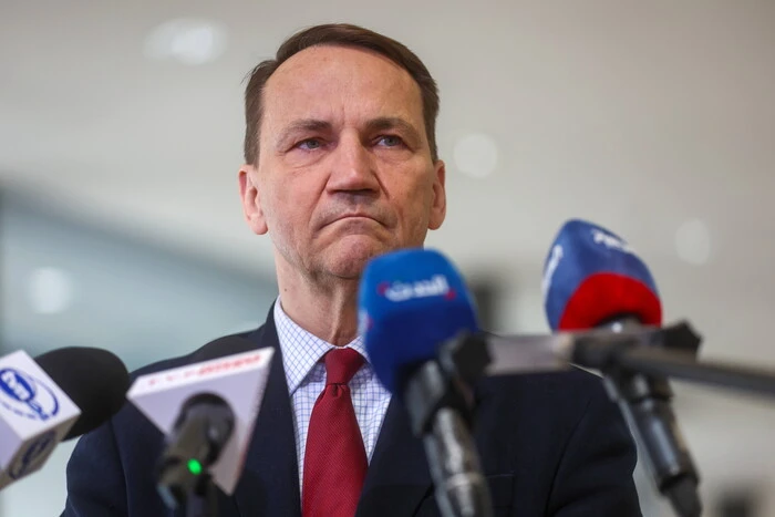 Sikorski i Zełenski przeprowadzili 'nieprzyjemne rozmowy' na temat Wołynia - media