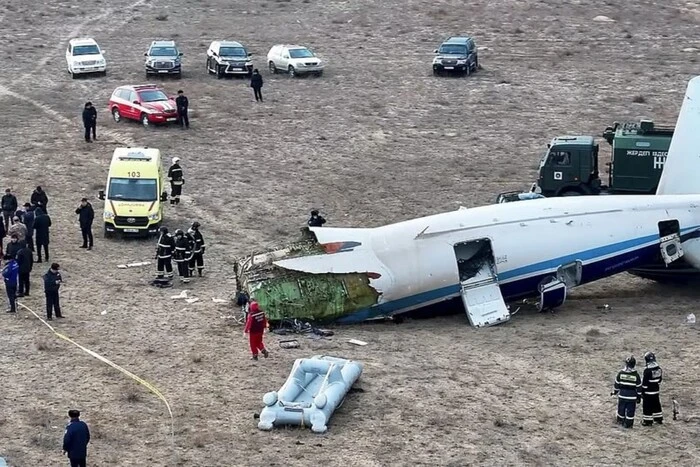 Am Ort des Flugzeugabsturzes in Kasachstan wurde der Flugschreiber gefunden