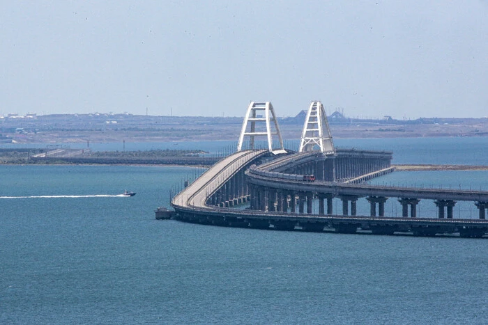 Occupants remove PPO from the Crimean bridge