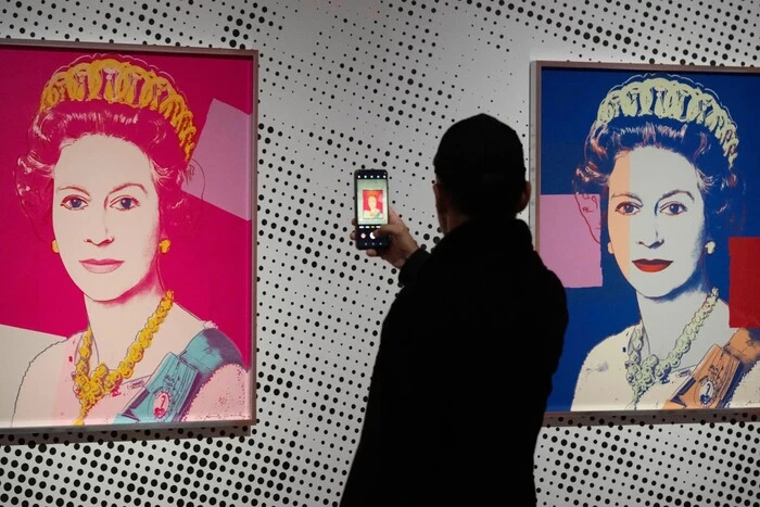 In den Niederlanden sprengten Diebe eine Galerie, um Werke von Andy Warhol zu stehlen