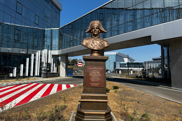 In der temporär besetzten Stadt Mariupol wurde ein Denkmal für Admiral Uschakow enthüllt (Foto)