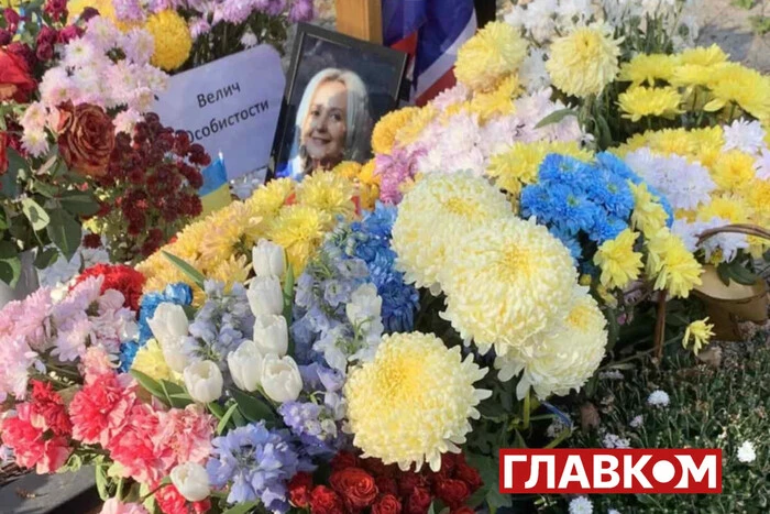 Farion's grave covered in flowers