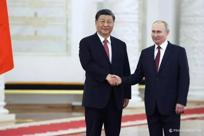 Presidents Putin and Kim shaking hands