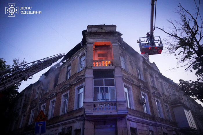 W centrum Odessy podczas ataku rakietowego zapłonął dom