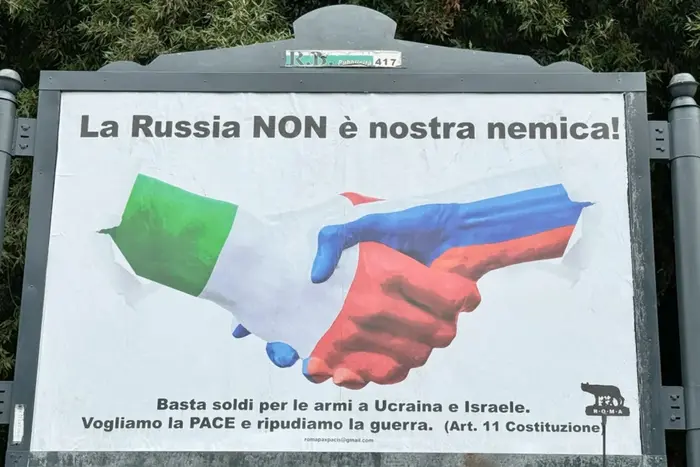 „Russland ist nicht unser Feind“. In Italien erscheinen pro-russische Plakate (Foto)