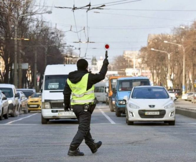 Fahrern wurde erklärt, warum die Streifenbeamten nach der Anhaltung des Autos über die Schulter schauen