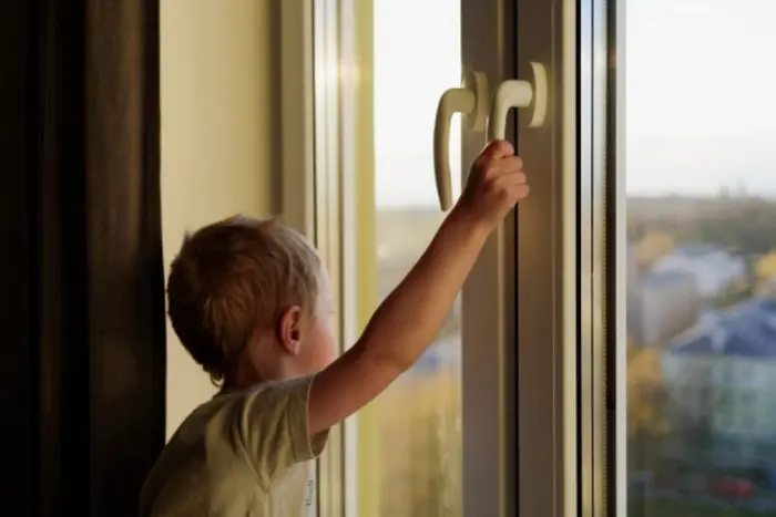 In Odessa ist ein dreijähriges Kind aus dem Fenster eines Fünfgeschossers gefallen