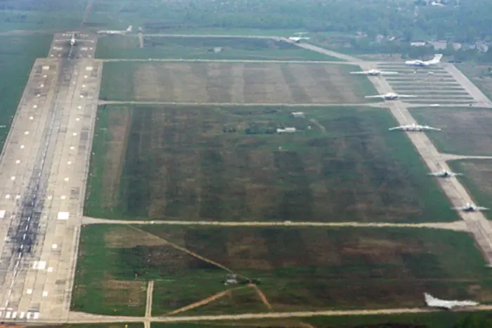 SBUs Drohnen beschädigen die Infrastruktur des Militärflugplatzes Schajkowka