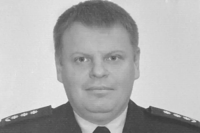 Photo of deceased police officer and Russian strike