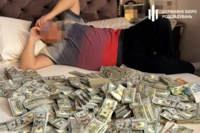 Über $5 Millionen im Bett. Familie von Beamten in der Region Chmelnyzkyj wegen illegaler Bereicherung entlarvt (Video)