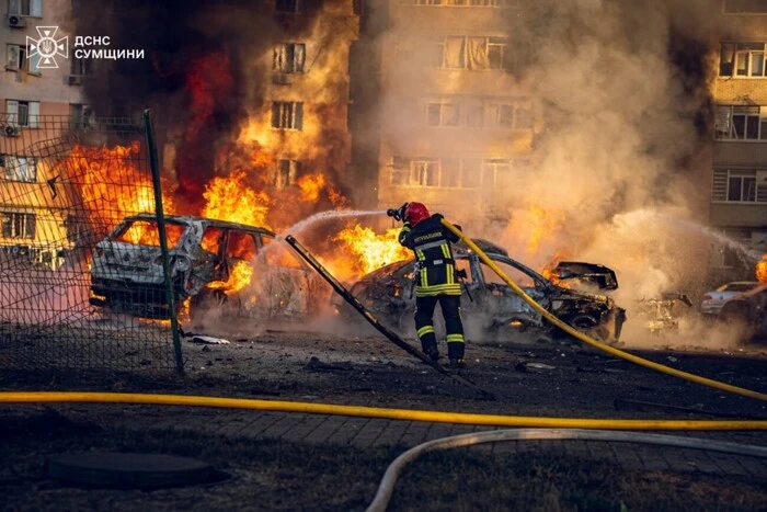 Rettungskräfte zeigen Aufnahmen des Feuers nach dem Raketenangriff auf Sumy