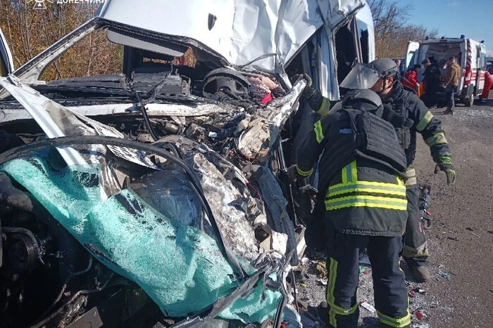 Tödlicher Unfall in der Donezk-Region: Kleinbus kollidierte mit einem Lastwagen