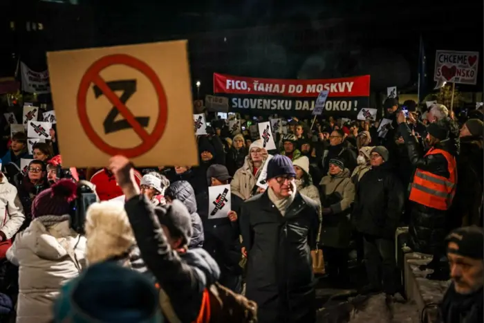 In Bratislava gingen Tausende Menschen gegen Fico auf die Straße (Foto)