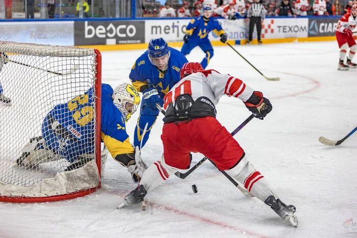 The Ukrainian national team defeated Poland in hockey.